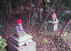 赤頭巾の地蔵群