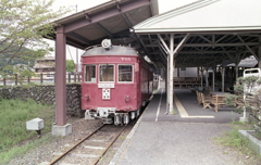 もうここから動かない赤電車