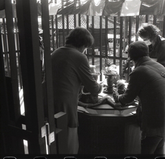 やさしい声で抱いていた。