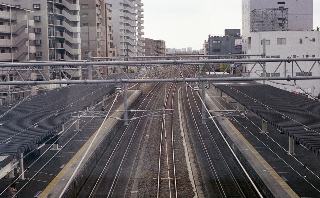 ひとつ前の駅だけど、もう少し歩こうか。