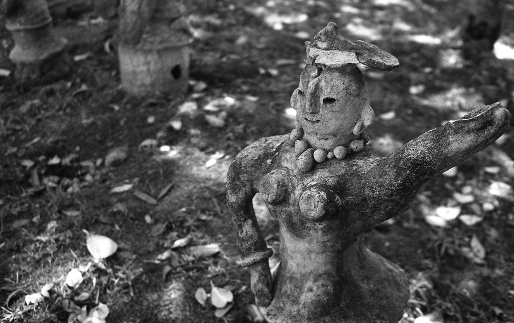 勾玉で飾る女性の埴輪