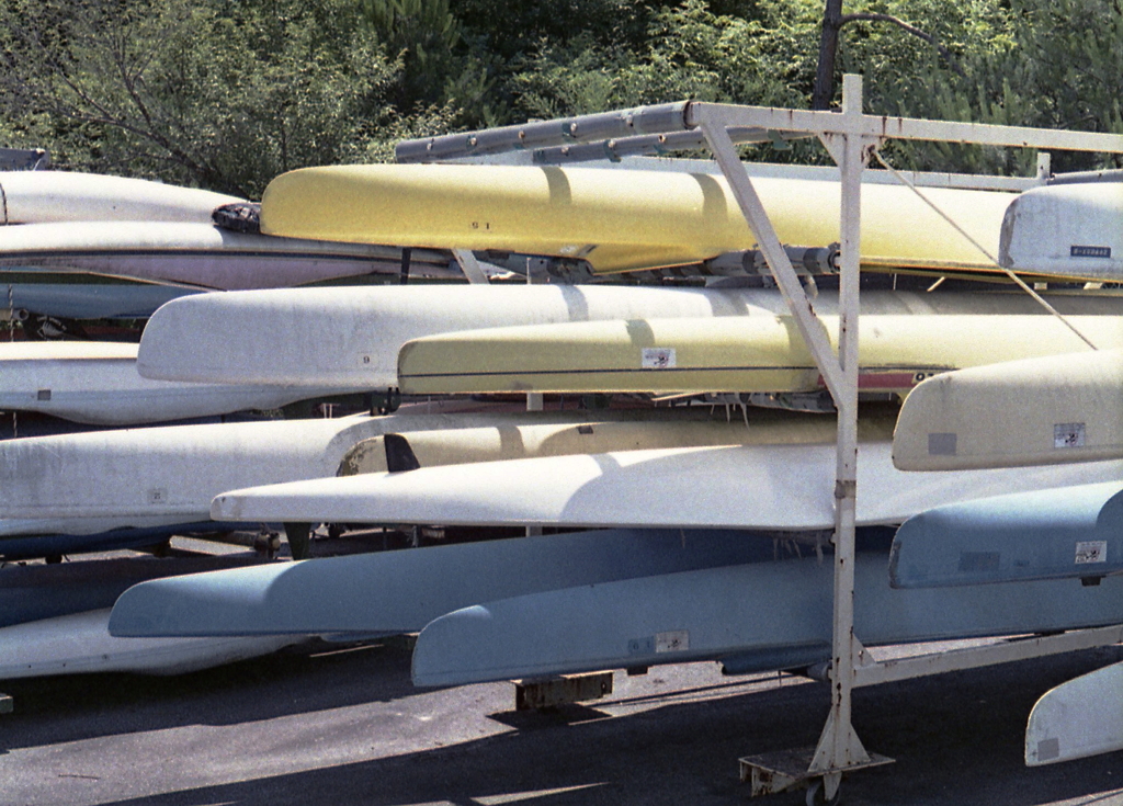 積み上げられたカヌー