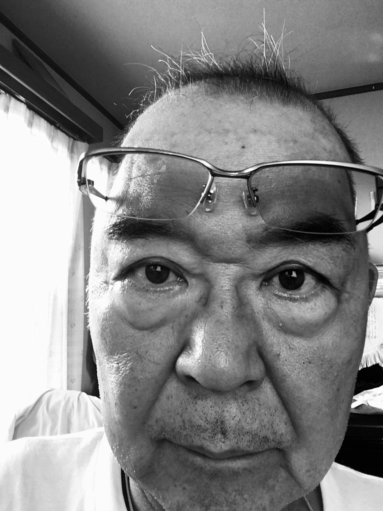 そうや目の下のクマが原因やで！あ、ハンチング被るの忘れた。