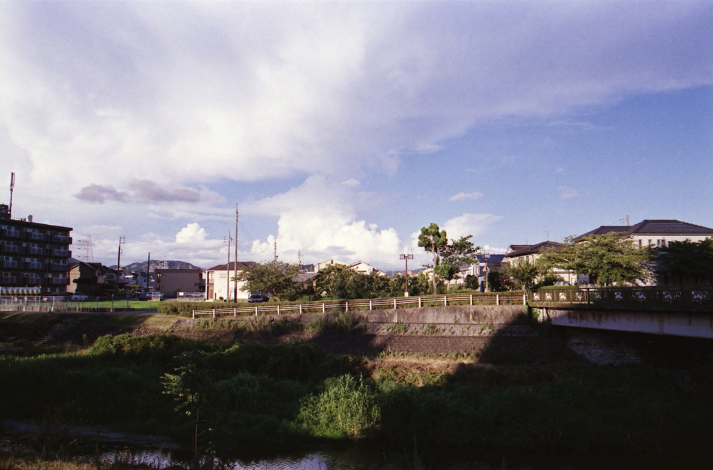 夏の雲が遠くに見えた。