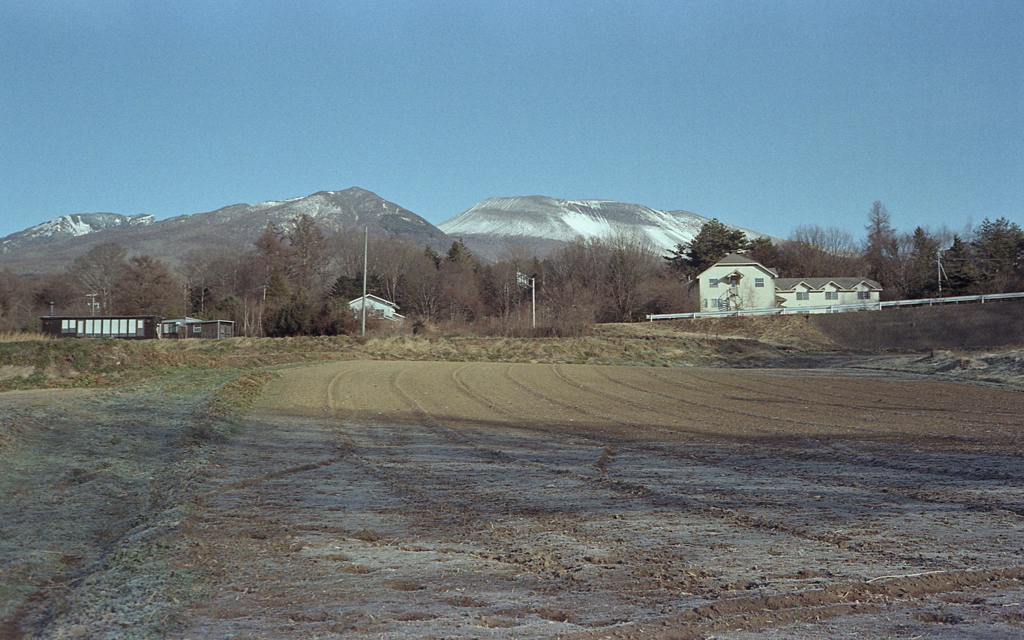 白い家と浅間山