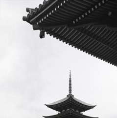 山門から五重塔　～覚王山日泰寺