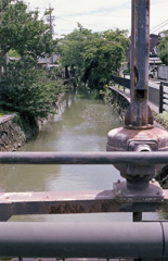 仕切り板から用水路