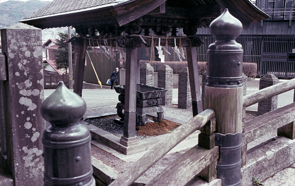 弓なりの橋を渡って…