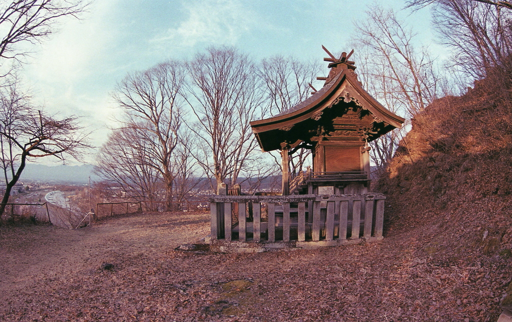 祠に差す西日