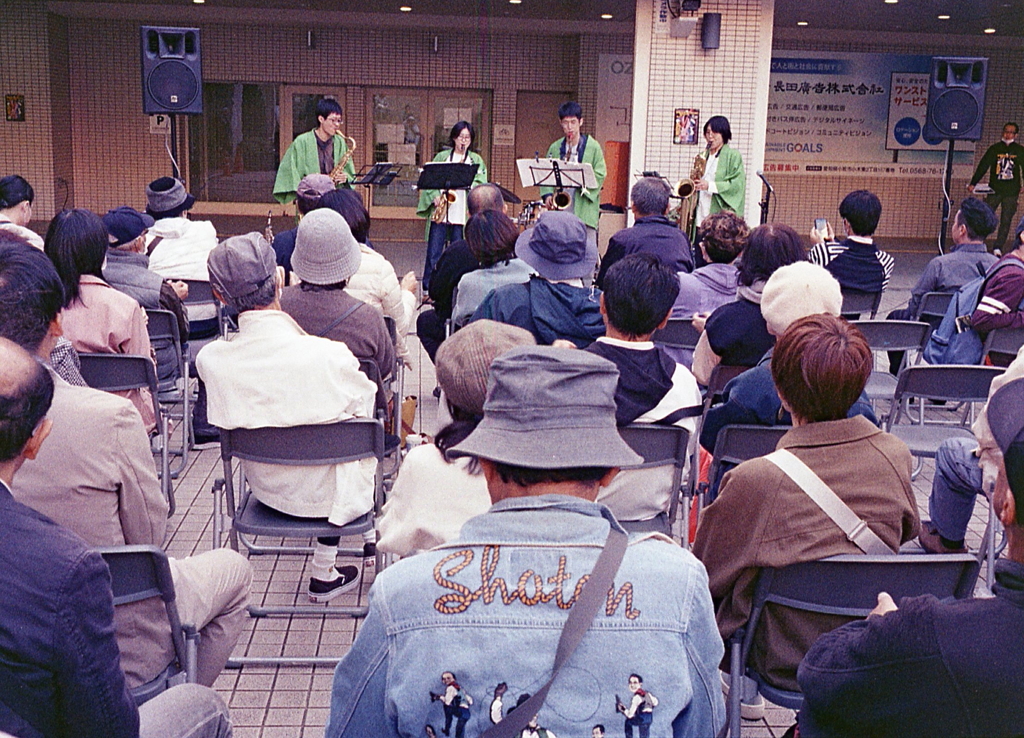 帰り道の階下のジャズフェス