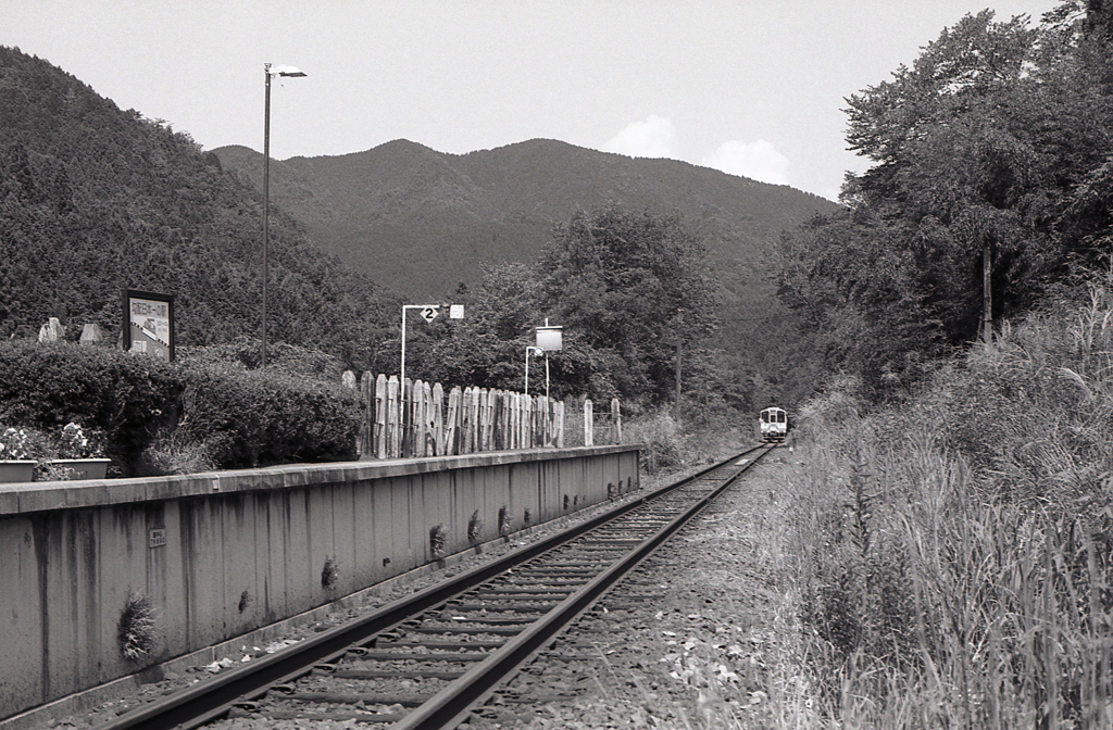 山々に吸い込まれるように…明智鉄道