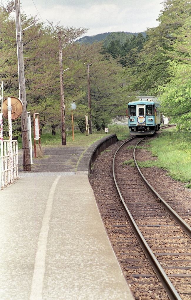 谷汲口駅の長いホーム