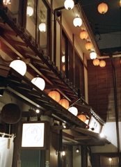 路地でも負けない提灯行列！（笑