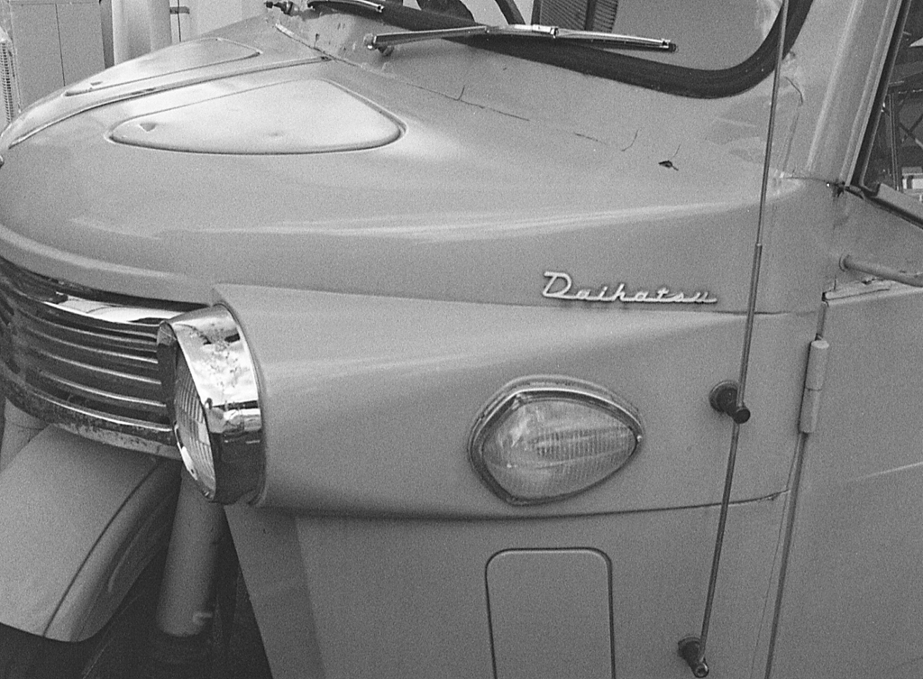 エンブレムは「Daihatsu」