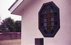 八角窓は硝子の十字架