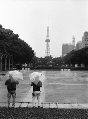 「雨の中の二人」