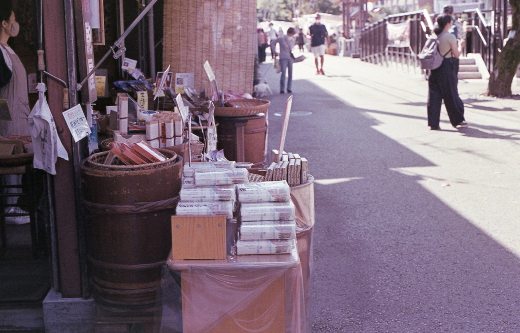 露店向いの土産物店
