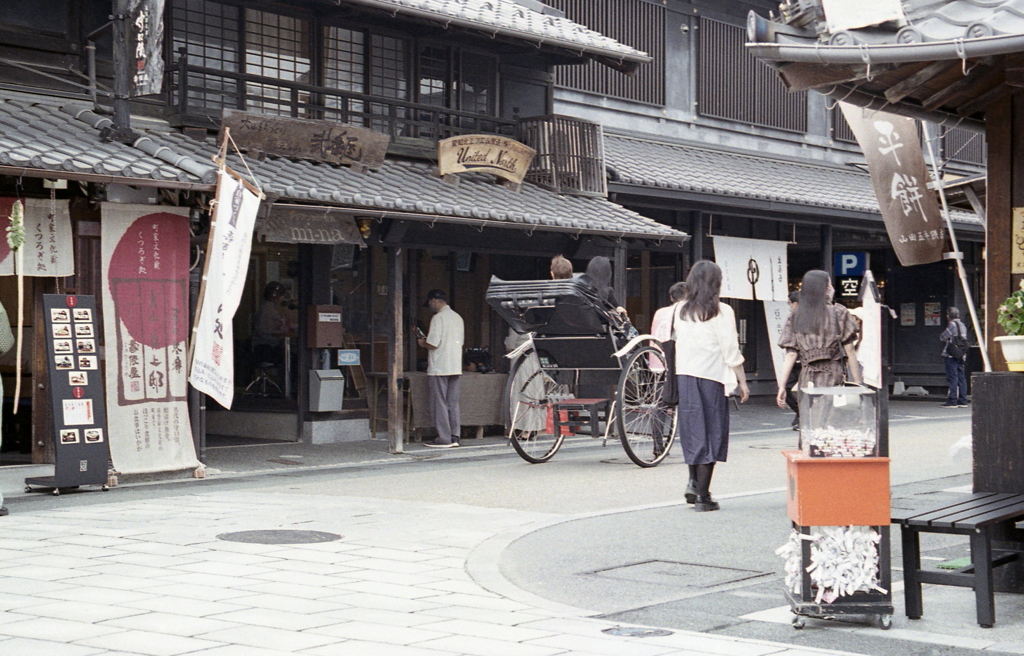 古き街並みと人力車