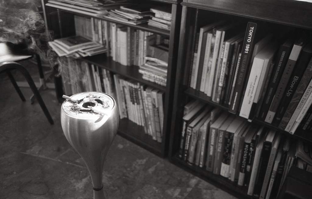 並ぶ写真集に煙草の煙