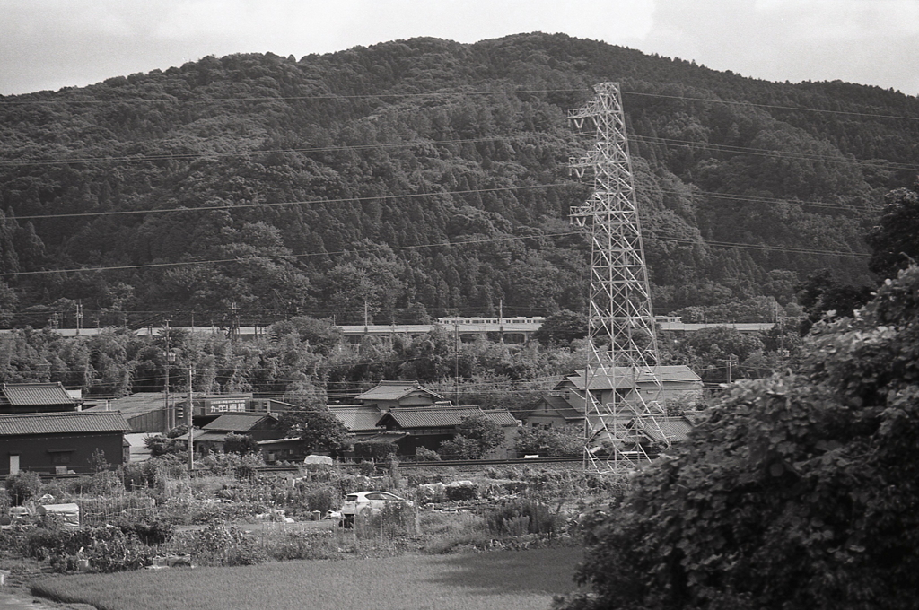 遠く見えるは愛環鉄道だ。