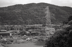 遠く見えるは愛環鉄道だ。