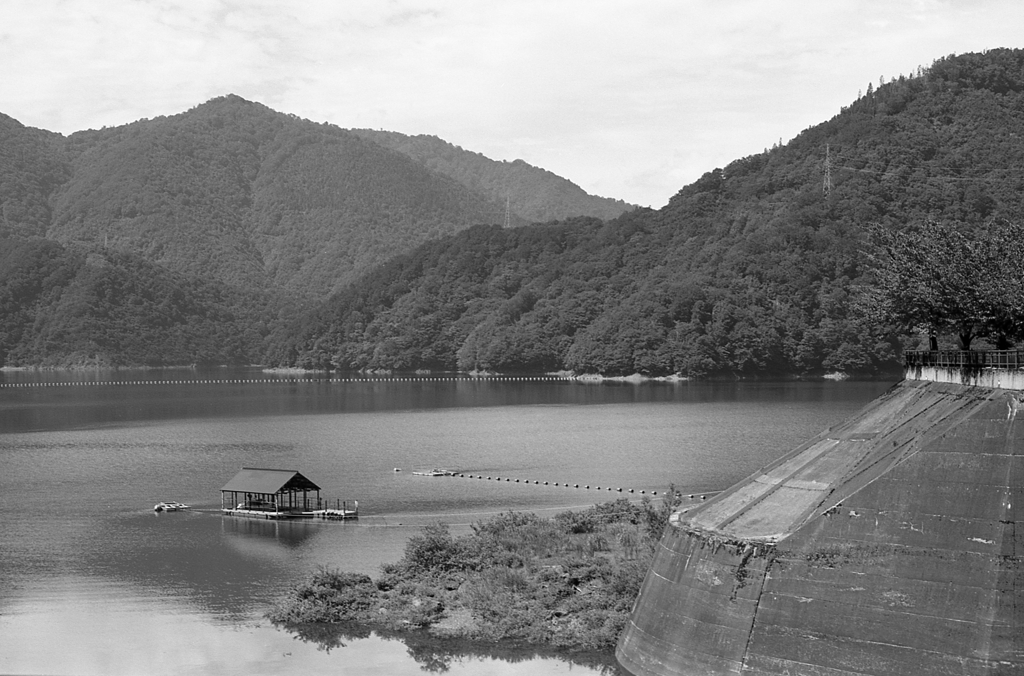 ダム湖の風景