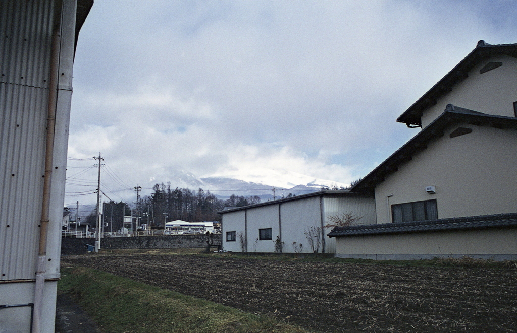白い浅間に雲かかり