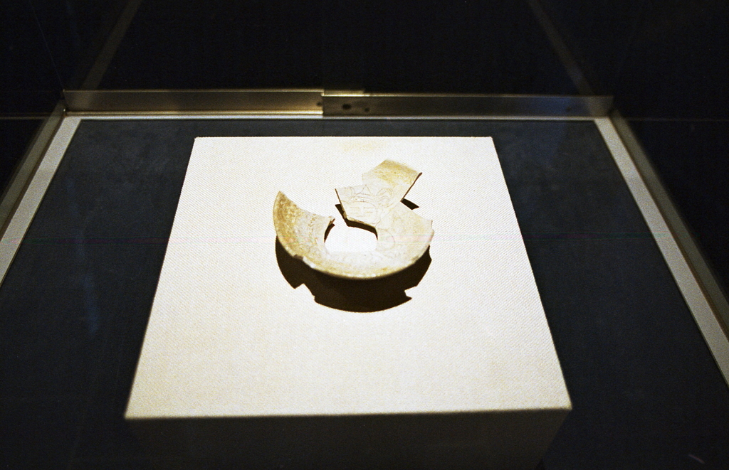 顔浮かぶ組まれた陶片