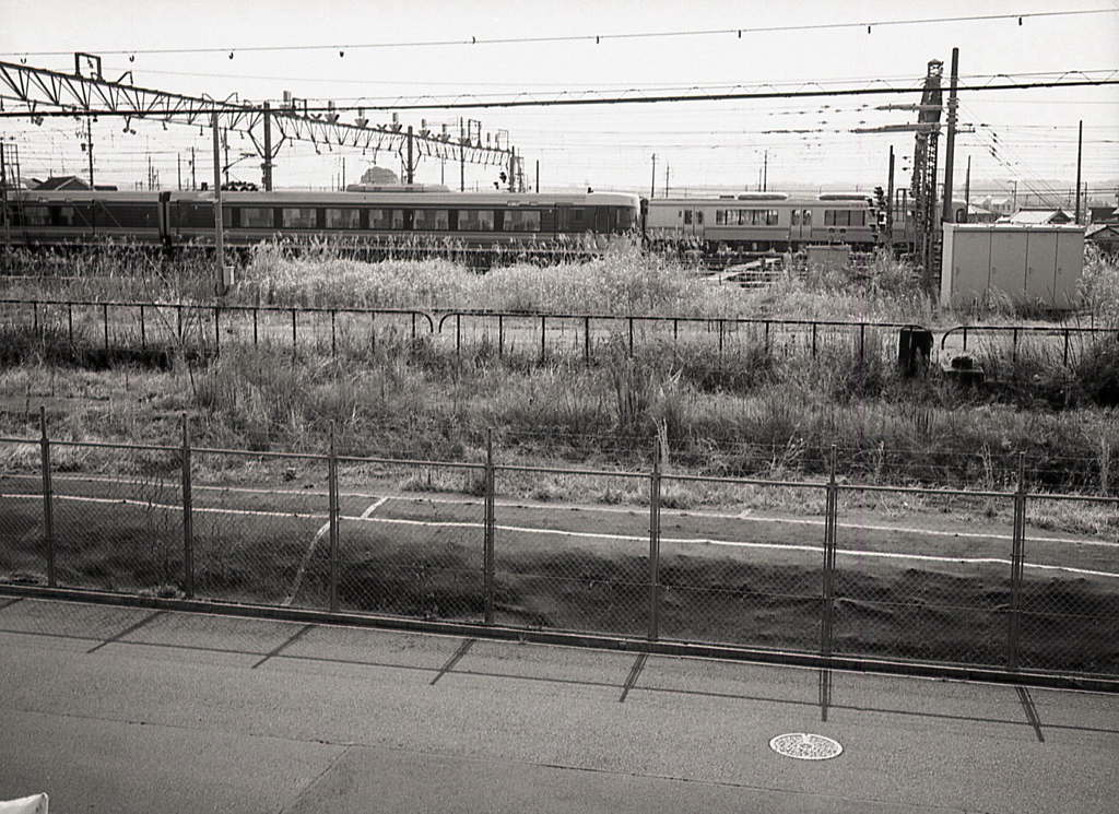 いつも電車を見ているお地蔵さま