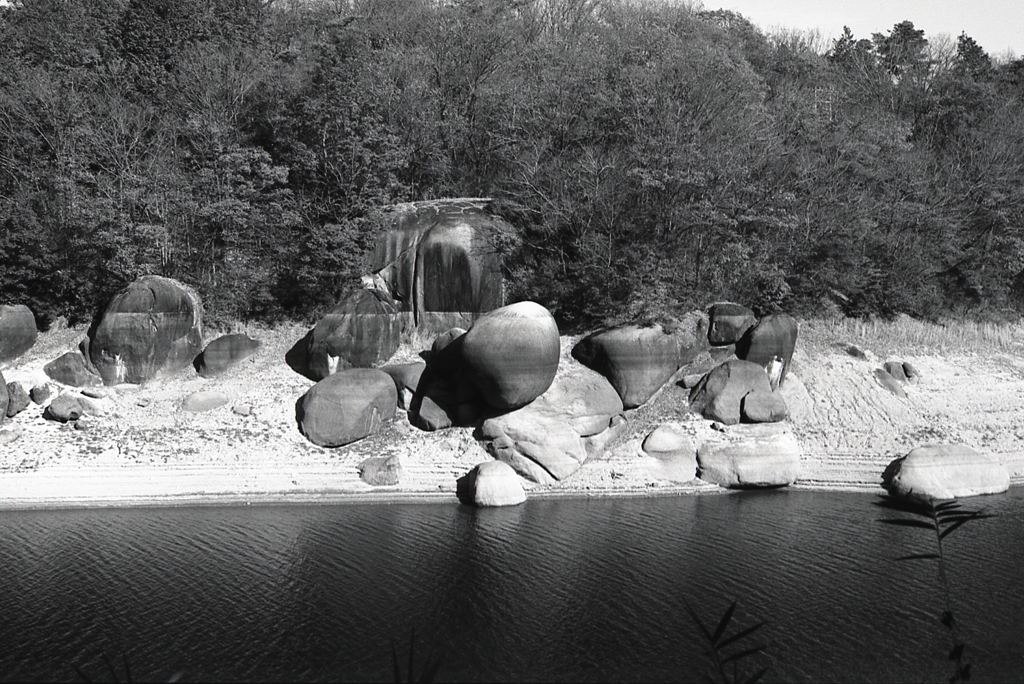 巨石の湖岸