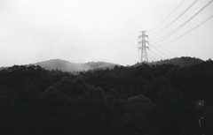 雨雲に山、そして鉄塔