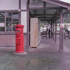 誰に手紙を書こうかな…駅前ポスト