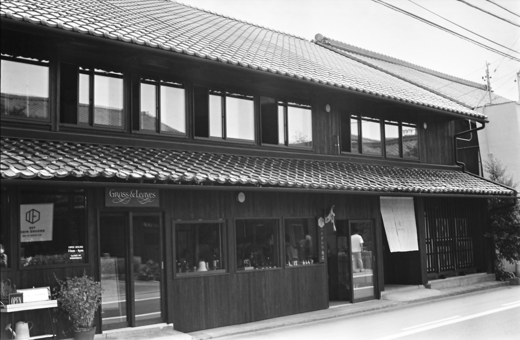 新しい木造瓦店舗