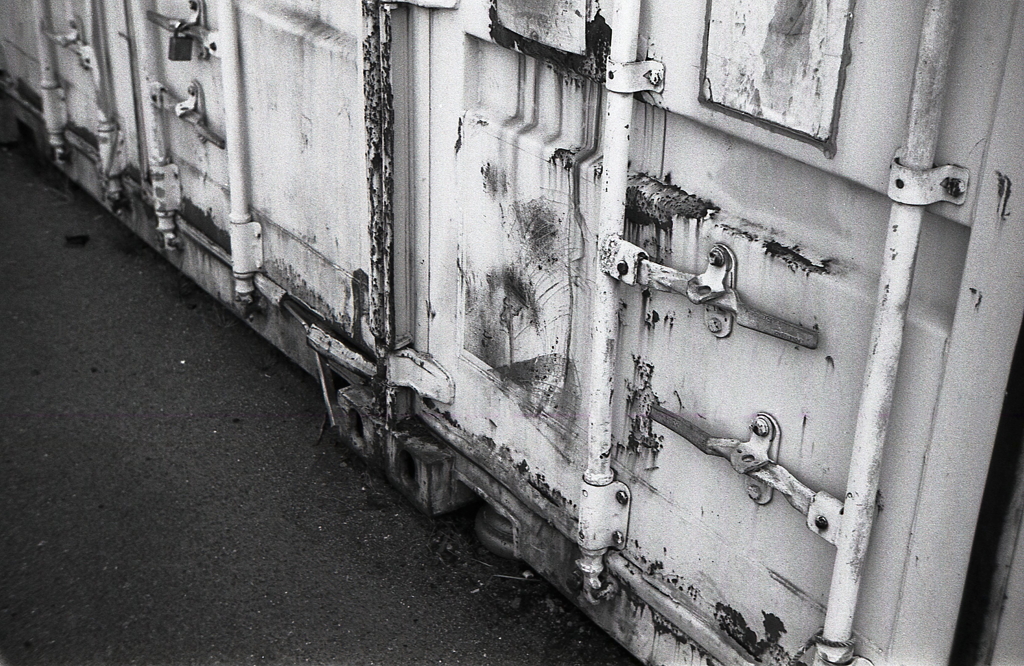 コンテナ二枚も撮ってどうするの？（汗