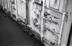 コンテナ二枚も撮ってどうするの？（汗