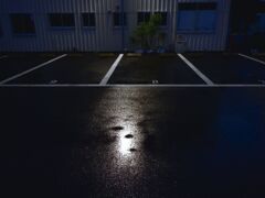 夕刻の駐車場