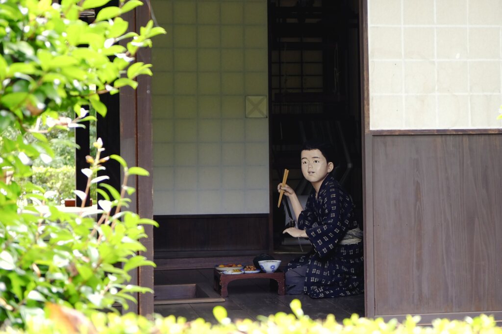 食事中の人形