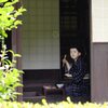 食事中の人形