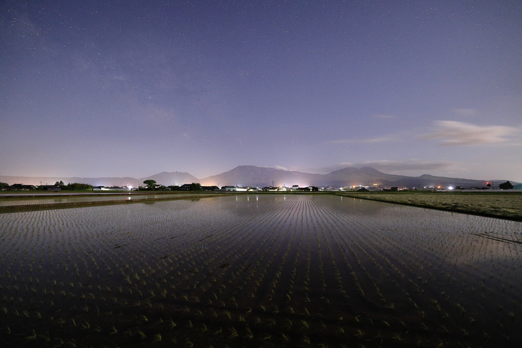 阿蘇の水田に映る逆さ涅槃像