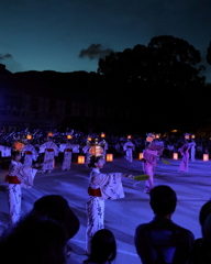 夏の風物詩「山鹿灯篭踊り」