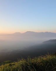 淡い朝焼けと阿蘇山