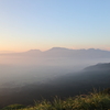 淡い朝焼けと阿蘇山