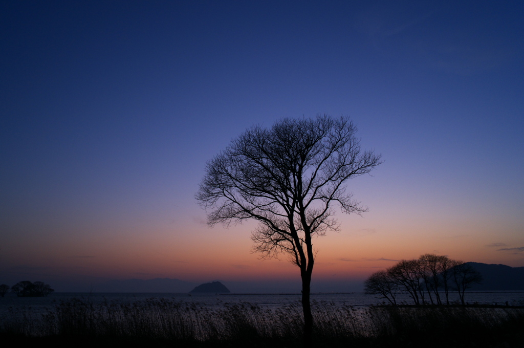 夕暮れの湖畔