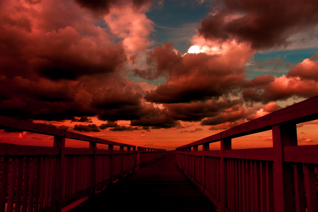 夕日へ向かう橋