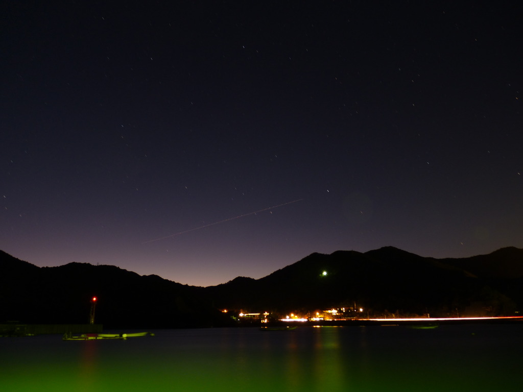 夜空を翔る一筋の光