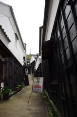 白壁に囲まれた小道