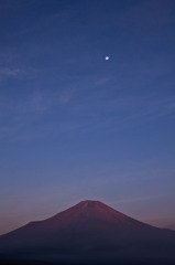 赤富士と月