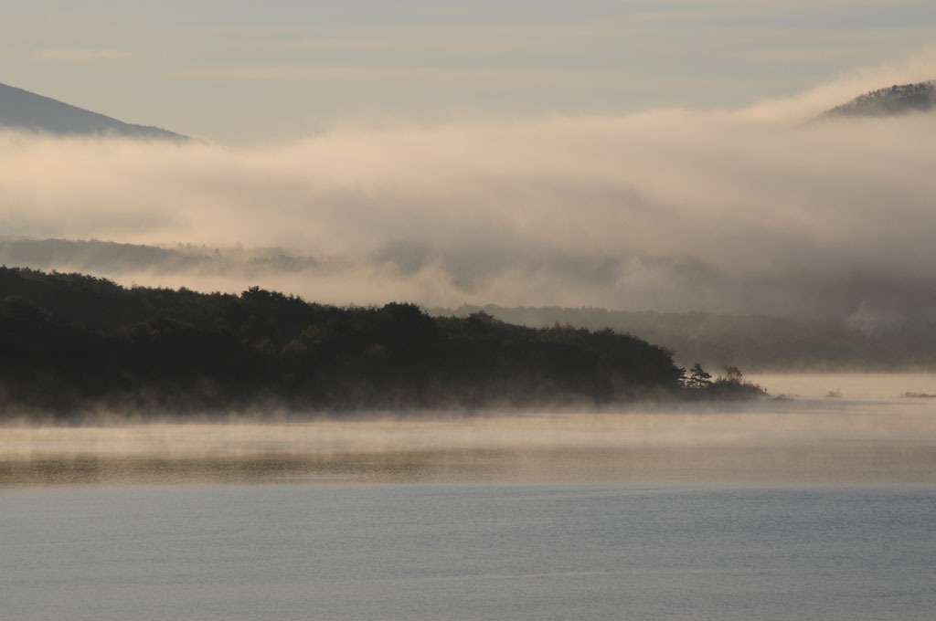 朝の本栖湖