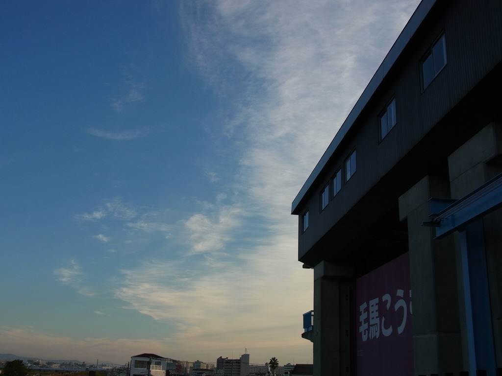 毛馬閘門と青空、白い雲