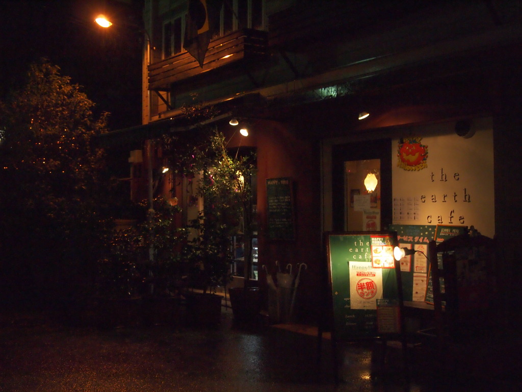 雨の夜のカフェ